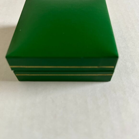 Gold tone tie clip with Celtic Sword design in original green hinged box - Picture 12 of 12